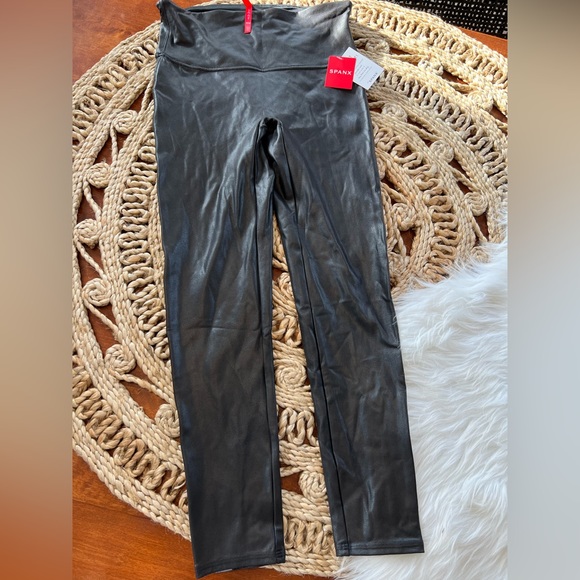 SPANX Pants - NWT Spanx Leggings- Size M